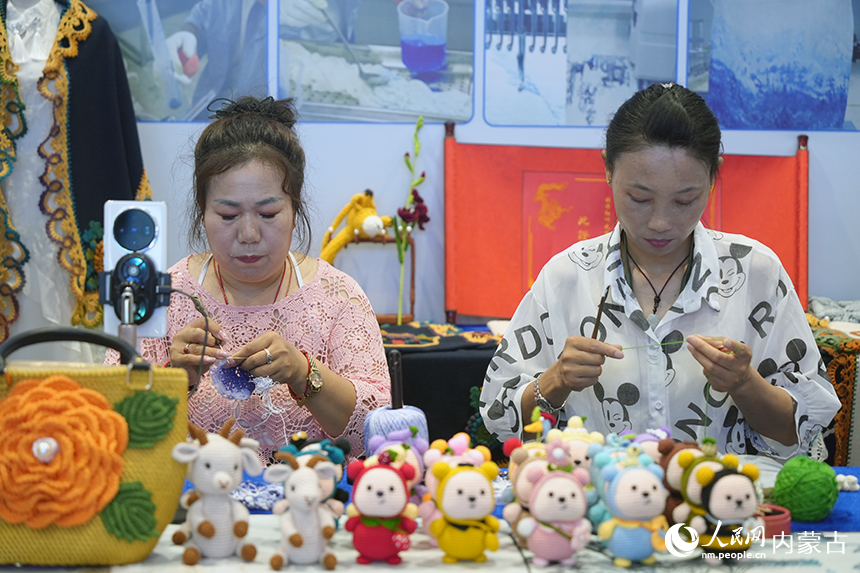 现场制作羊毛毡工艺品。人民网记者 张雪冬摄