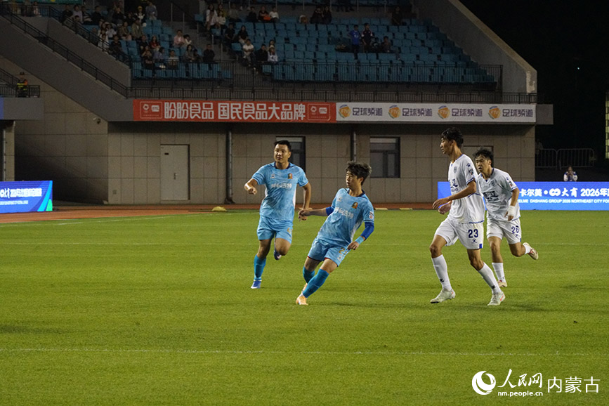  呼和浩特队（蓝）前场穿插跑位。实习生 赵爽摄