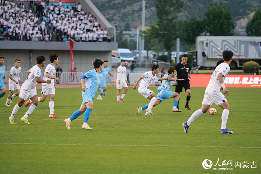 双方球员赛场激烈拼抢。实习生 赵爽摄