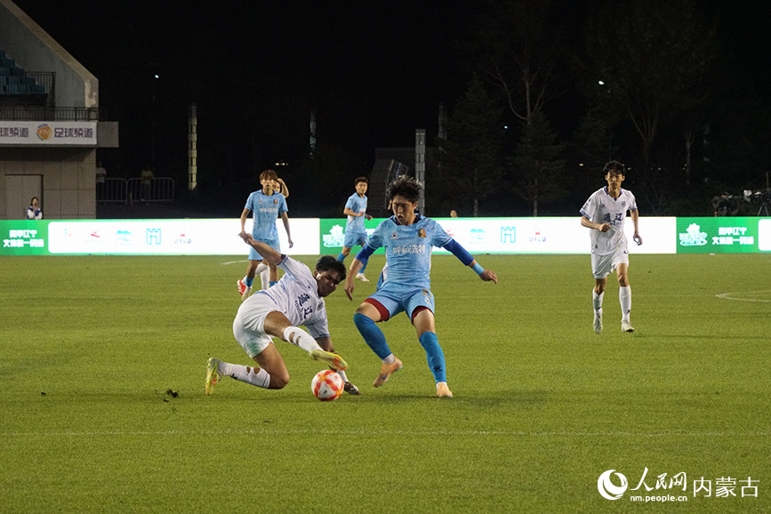 通辽球员倒地滑铲防守。实习生 赵爽摄
