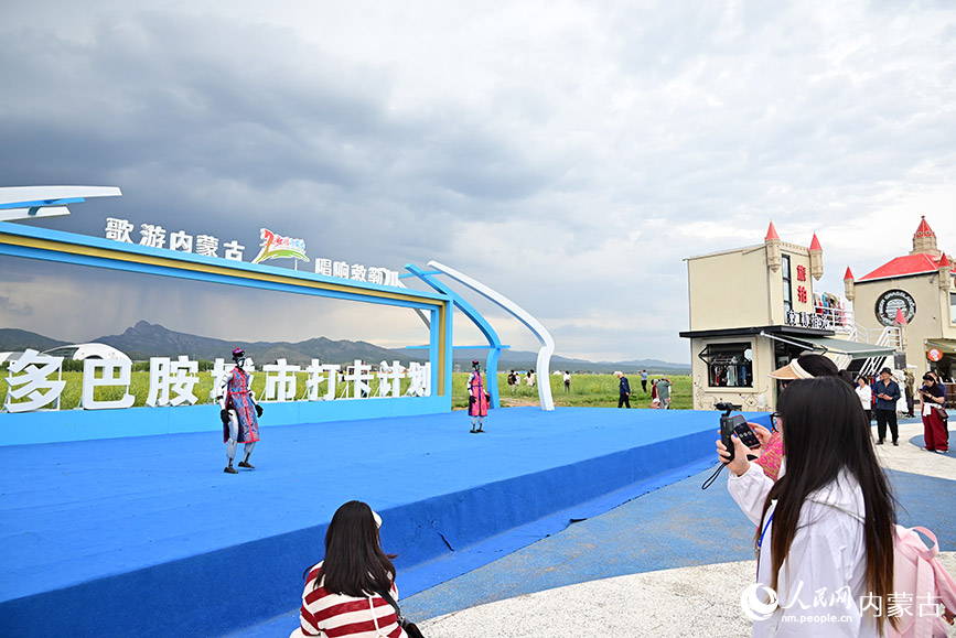 敕勒川草原上，机器人跳舞引人注目。人民网记者 刘艺琳摄