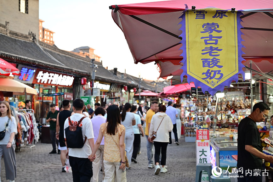黄昏傍晚，塞上老街旅游休闲街区人头攒动。人民网记者 刘艺琳摄