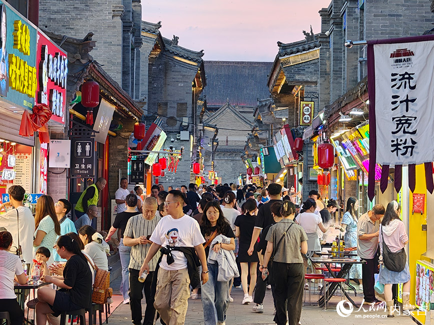 夜幕降临，塞上老街旅游休闲街区吸引众多游客、市民。人民网记者 苗阳摄