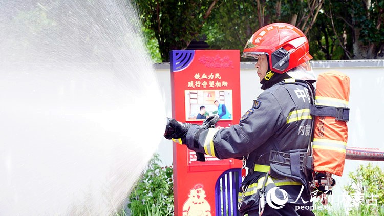 南二环路消防救援站内，巴特尔和队友正在进行灭火练习。人民网记者 张力洋摄