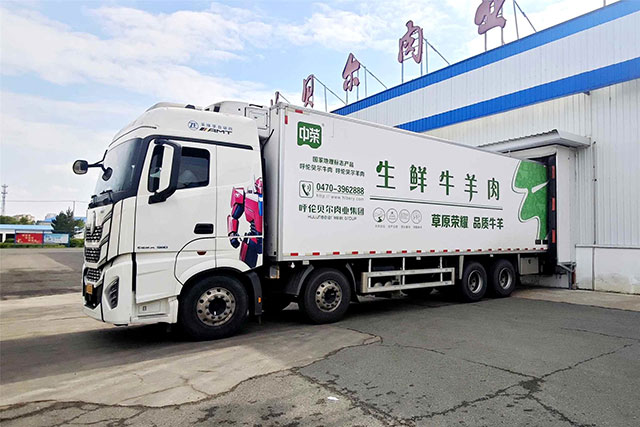 冷鏈貨車整裝待發。