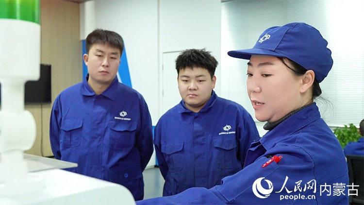 赵晶带着工人熟悉加工流程。包头市融媒体中心供图