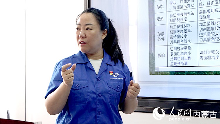 赵晶正在给工人授课。杨国旺摄