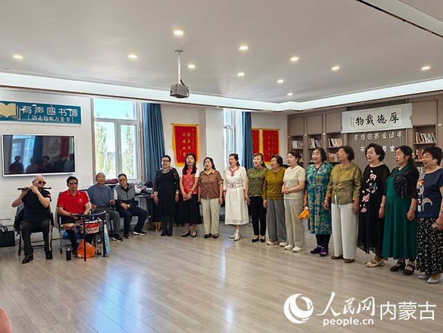 巴音门克街道养老服务中心活动室里，老人们正在排练节目。人民网记者 苗阳摄