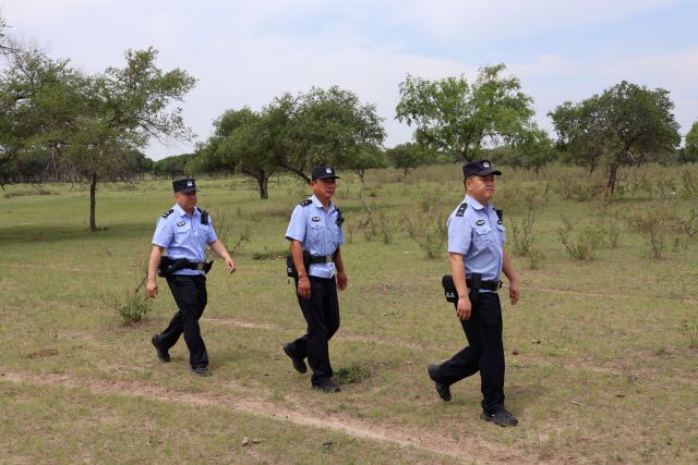 民警对重点水域和核心区进行巡逻。