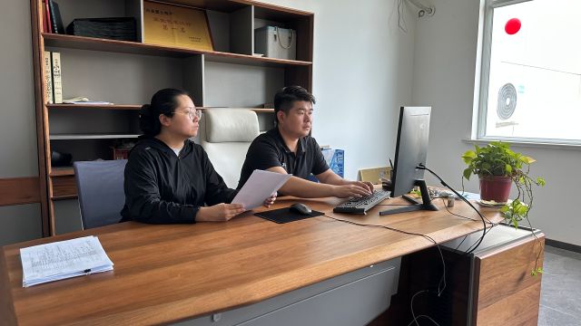 工作人员协助企业提交修复申请。