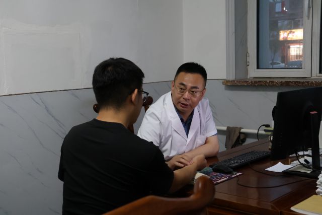 医生正在对患者进行问诊。