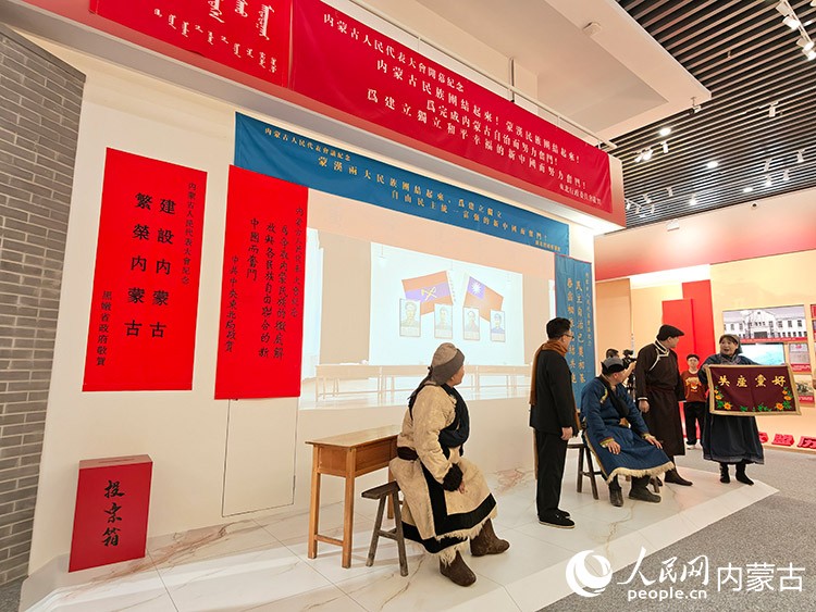 乌兰牧骑队员现场演绎《五一大会》。实习生 赵爽摄