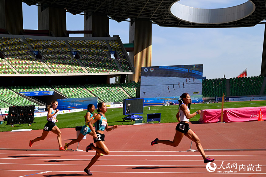 女子800米比赛现场。人民网记者 刘艺琳摄