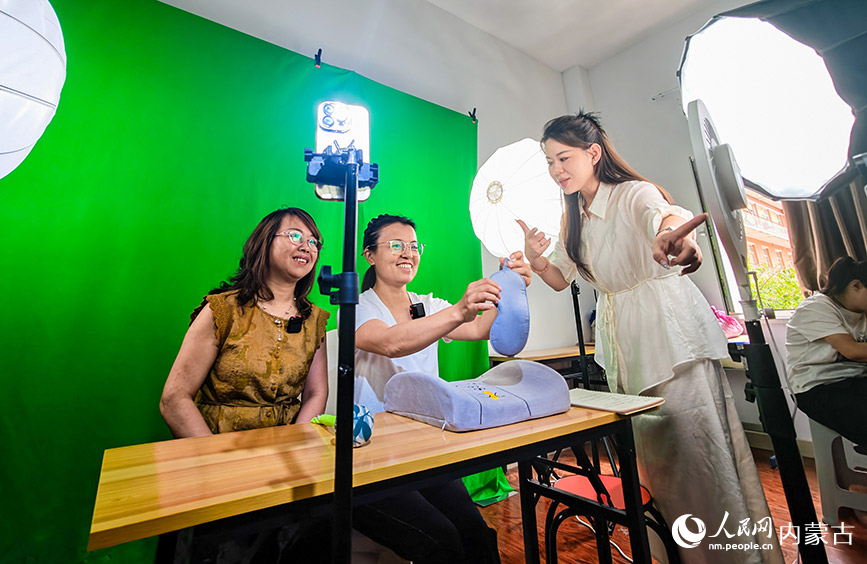 7月9日，在呼和浩特市玉泉区内蒙古扬帆职业培训学校，学员们在学习电商直播。丁根厚摄