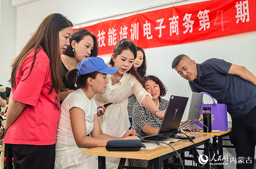 7月9日，在呼和浩特市玉泉区内蒙古扬帆职业培训学校，学员们在学习电商直播。丁根厚摄