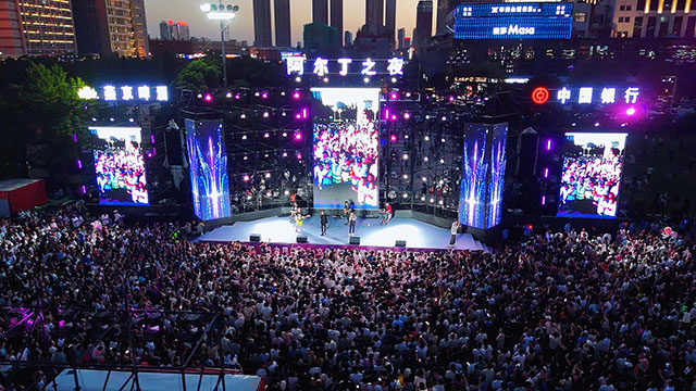 昆都侖區“阿爾丁之夜”活動現場，樂隊登台獻上精彩演出，市民齊聚現場沉浸式感受夏夜文藝盛宴。劉震攝