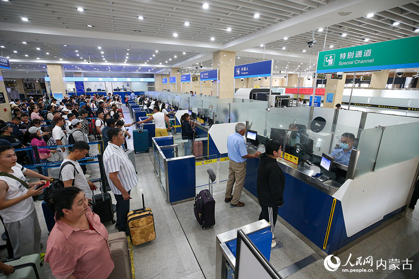 二连浩特公路口岸联检大厅旅客正在有序通关。郭鹏杰摄