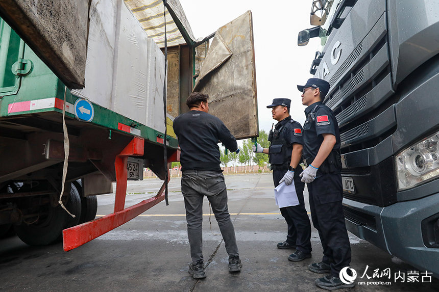 二连出入境边防检查站执勤民警对通关货车进行边防检查。郭鹏杰摄