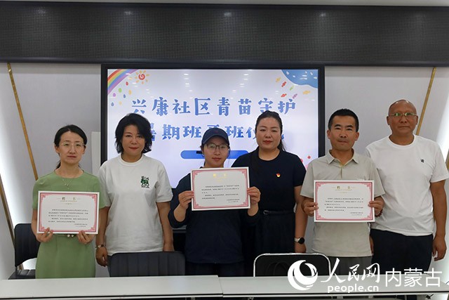 為受聘教師頒發証書。實習生 楊國旺攝