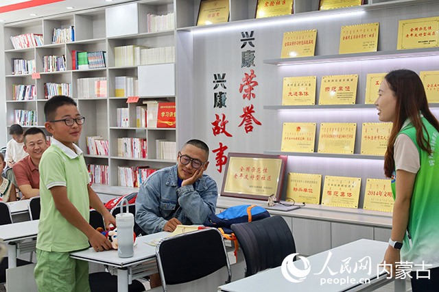 志願者和學生一起玩擊鼓傳花游戲。實習生 楊國旺攝