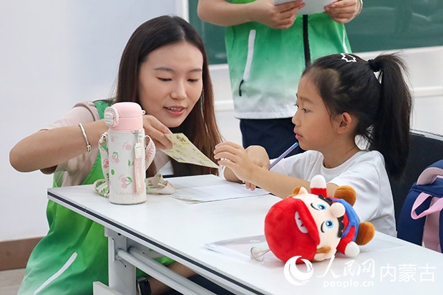 志願者陪孩子做游戲。實習生 楊國旺攝