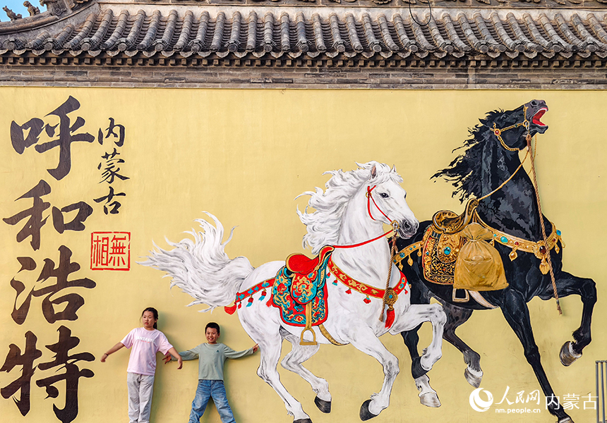 呼和浩特市玉泉区塞上老街旅游休闲街区，游客在赏景游玩。丁根厚摄