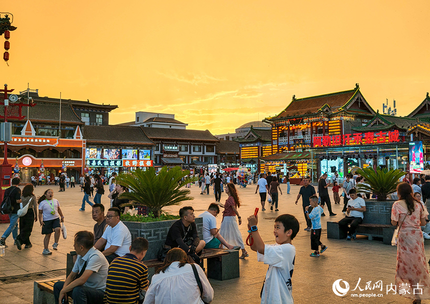 呼和浩特市玉泉区塞上老街旅游休闲街区，游客在赏景游玩。丁根厚摄