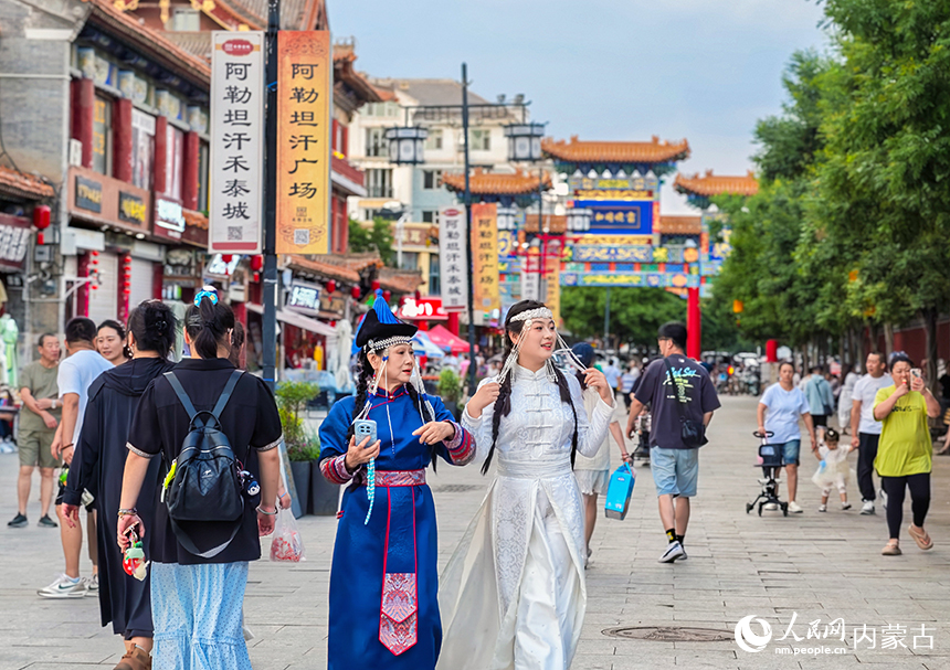 呼和浩特市玉泉区塞上老街旅游休闲街区，游客在赏景游玩。丁根厚摄
