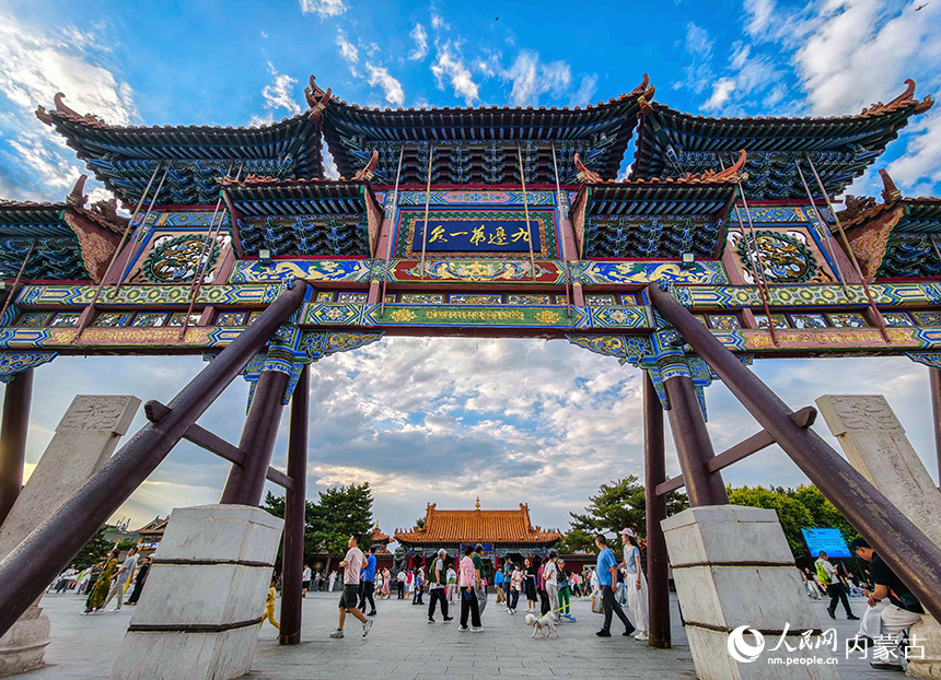 呼和浩特市玉泉区塞上老街旅游休闲街区，游客在赏景游玩。丁根厚摄
