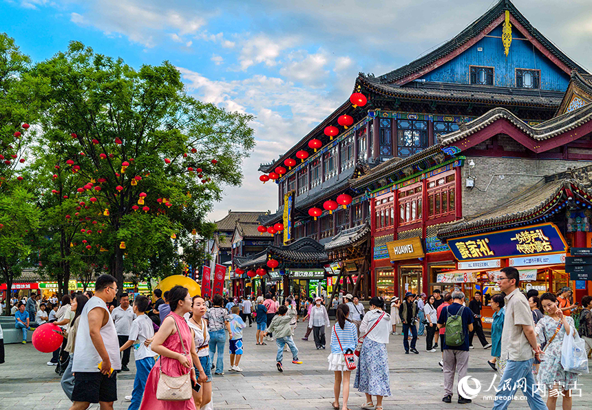 呼和浩特市玉泉區塞上老街旅游休閑街區，游客在賞景游玩。丁根厚攝