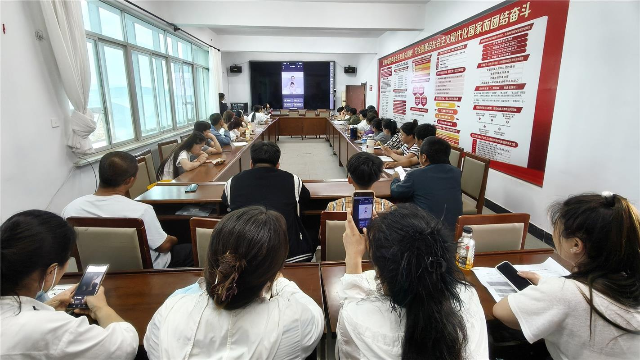 授课教师正在讲解如何运用AI技术装修线上店铺 。