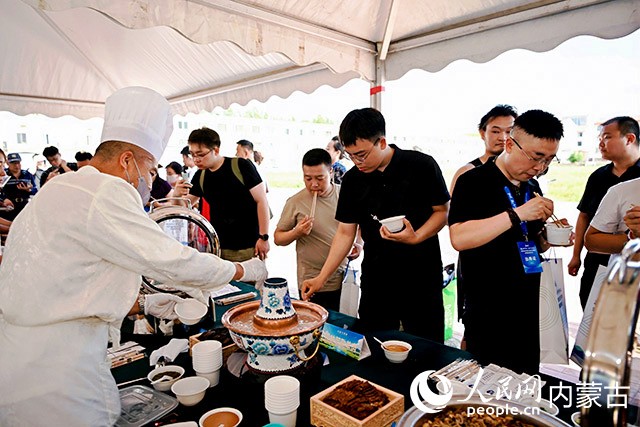 嘉宾品尝内蒙古特色美食。人民网记者 寇雅楠摄