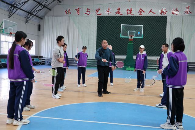 刘志国讲解打羽毛球技巧。