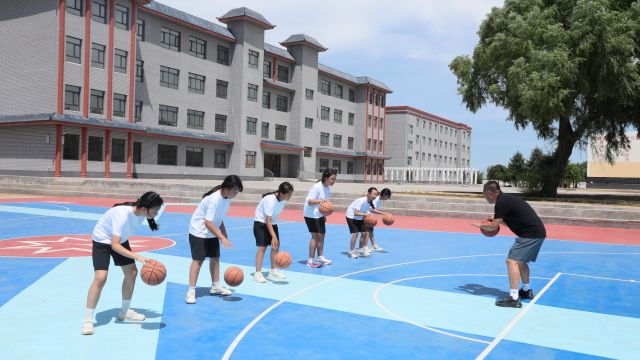 代钦塔拉中心校，女子篮球队正在训练。