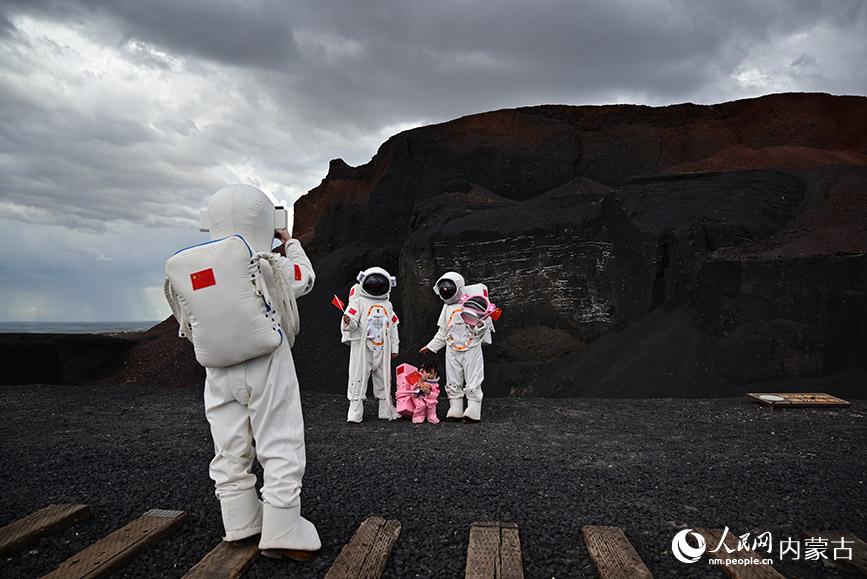 杨倩一家人在6号火山拍照“打卡”。人民网记者 寇雅楠摄