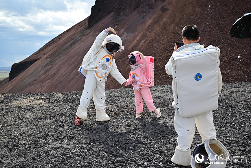 游客一家人在6号火山拍照留念。人民网记者 寇雅楠摄