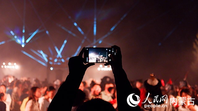 光影秀现场,人声鼎沸。实习生 乔正洋摄