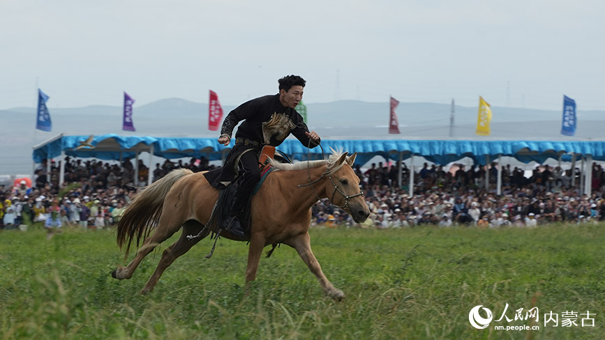 7月18日，内蒙古自治区第36届旅游那达慕在锡林郭勒盟锡林浩特市旅游那达慕风情园拉开帷幕。图中是内蒙古籍演员阿如那骑马驰骋在草原上。人民网记者 张力洋摄
