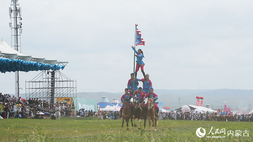 7月18日，内蒙古自治区第36届旅游那达慕在锡林郭勒盟锡林浩特市旅游那达慕风情园拉开帷幕。图为马术表演队员正在进行高难度表演。人民网记者 张力洋摄
