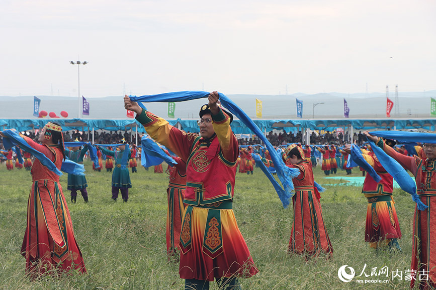 7月18日，内蒙古自治区第36届旅游那达慕在锡林郭勒盟锡林浩特市旅游那达慕风情园拉开帷幕。图为表演人员举起象征祝福美好的哈达。实习生 杨国旺摄