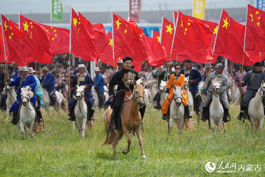 7月18日，内蒙古自治区第36届旅游那达慕在锡林郭勒盟锡林浩特市旅游那达慕风情园拉开帷幕。图为阿如那和国旗方阵在场内。组委会供图