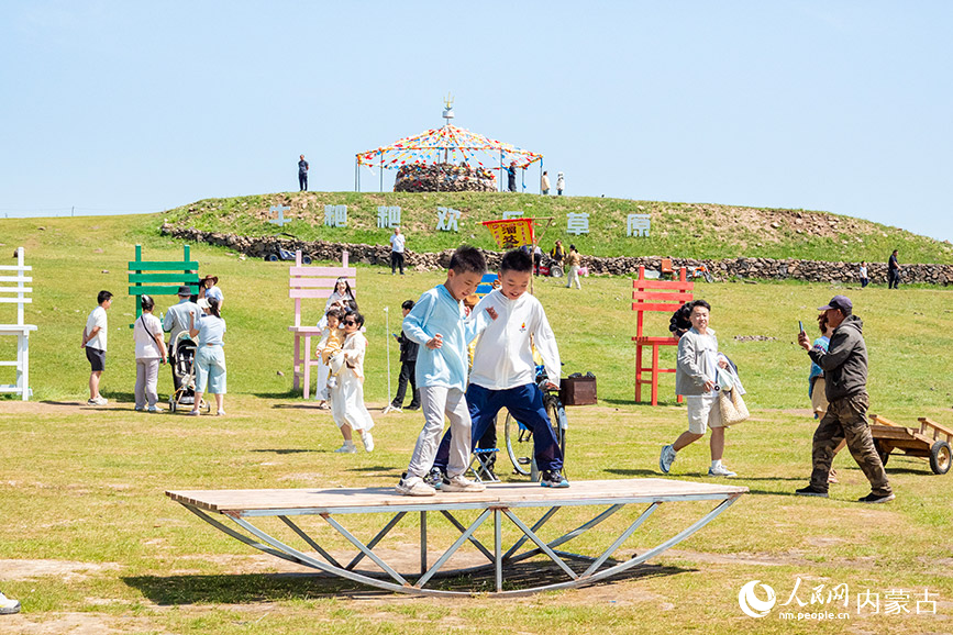 7月19日，游客在辉腾锡勒草原上,尽享夏日清凉时光。吕昊俊摄