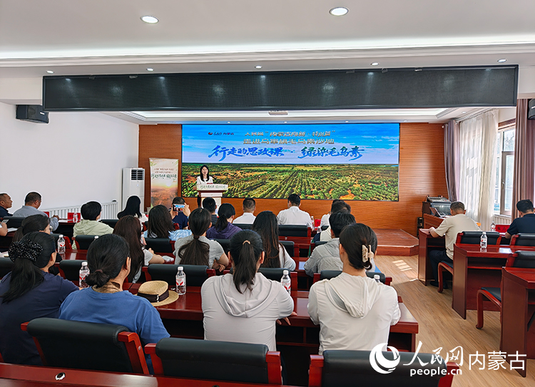 “行走的思政课·绿染毛乌素”主题活动现场。人民网记者 赵梦月摄