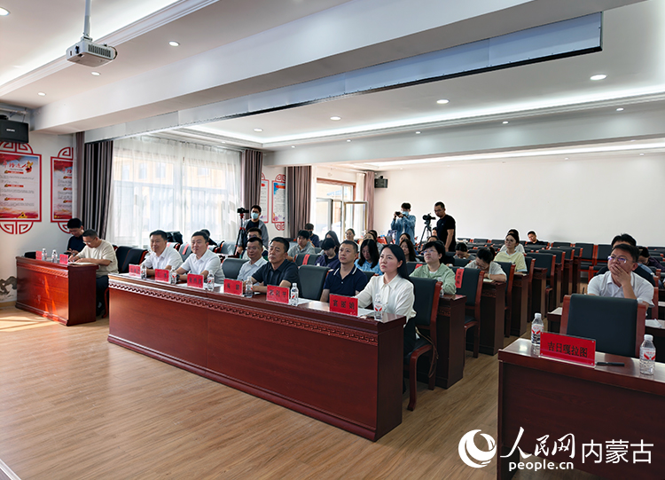 “行走的思政课·绿染毛乌素”主题活动现场。人民网记者 赵梦月摄