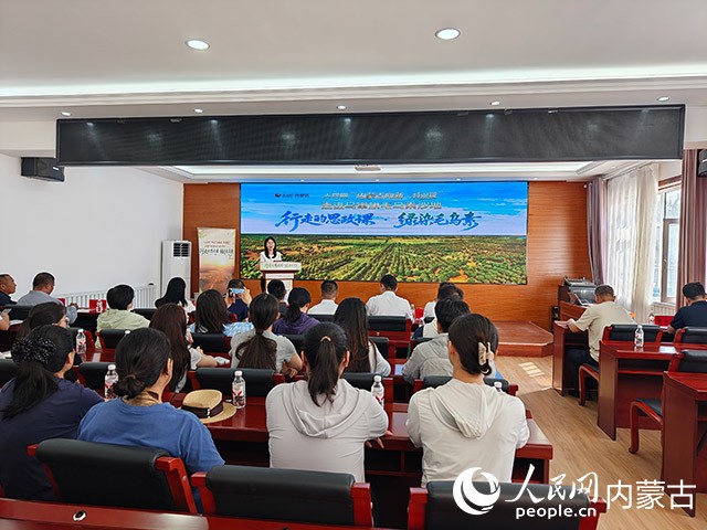 “行走的思政课·绿染毛乌素”主题活动现场。人民网记者 赵梦月摄