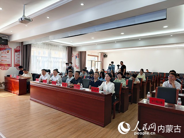 “行走的思政课·绿染毛乌素”主题活动现场。人民网记者 赵梦月摄