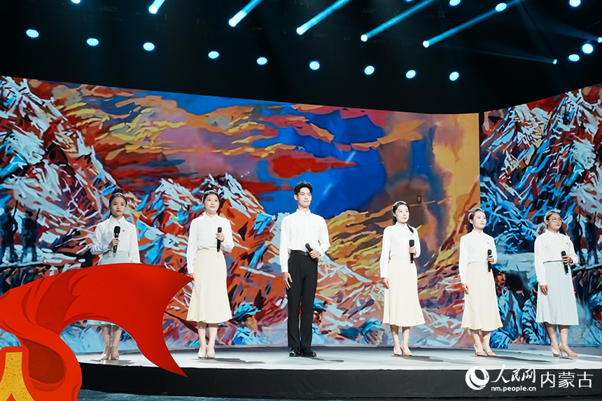 青少年朗读者诵读作品《汲取精神力量 走好青春征程》。实习生 常嘉怡摄