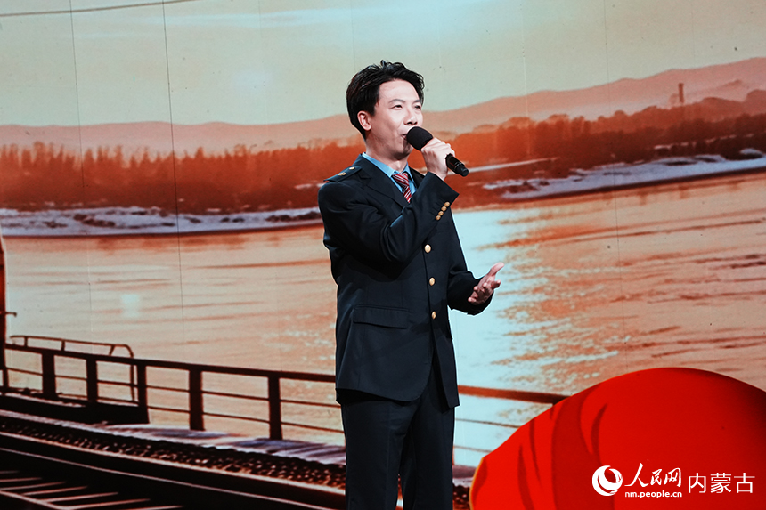 青少年朗读者诵读作品《三代戎装“长征”接力》。实习生 常嘉怡摄