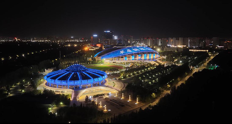 奥体中心广场亮化效果。包头市城市管理局供图