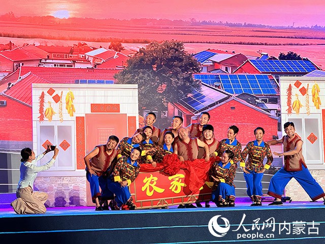 二人台小戏《农家乐》现场表演。实习生 乔梦桐摄